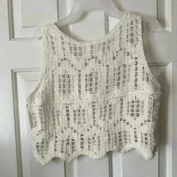 New white crochet crop top - Picture 3 of 3
